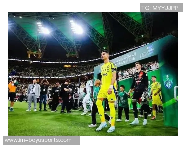 新月逆转十人利雅得胜利C罗被替换下场引发热议